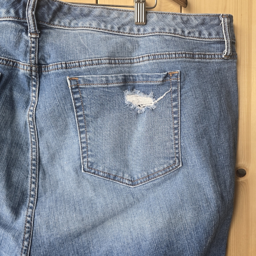Torrid Boyfriend Bermuda Vintage Stretch Denim Short Distressed Womens Size 26 - Picture 8 of 12